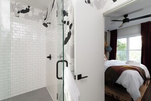 3 Schlafzimmer, Schreibtisch, Bügeleisen/Bügelbrett, Reisekinderbett