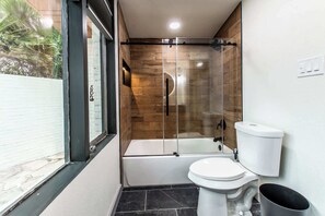 Douche, sèche-cheveux, serviettes fournies, shampoing