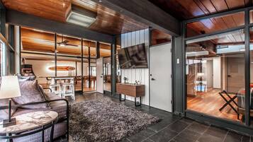 Televisión, chimenea, futbolito y oficina