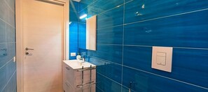 Dusche, Haartrockner, Bidet, Handtücher