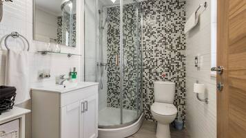 Classic Apartment, 1 Bedroom, Non Smoking | Bathroom | Shower, towels, toilet paper