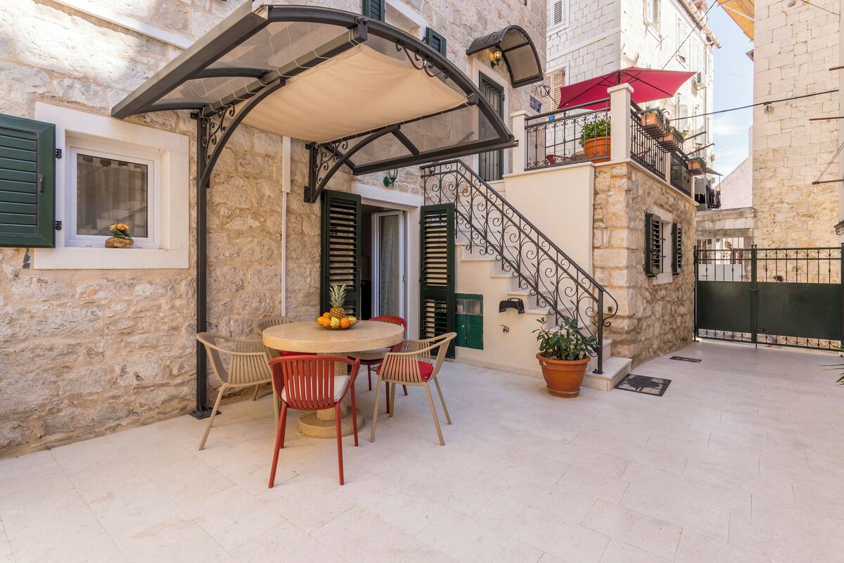 Classic Apartment, 2 Bedrooms, Non Smoking | Courtyard view