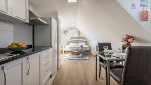 Studio phong cách cổ điển, ban công, quang cảnh thành phố