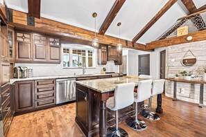 雪櫃、微波爐、焗爐、爐具