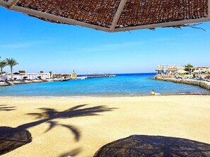 Aan een privéstrand, parasols, strandlakens, massage op het strand