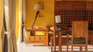 ميني بار وخزنة داخل الغرفة ومكتب ومساحة عمل للكمبيوتر المحمول