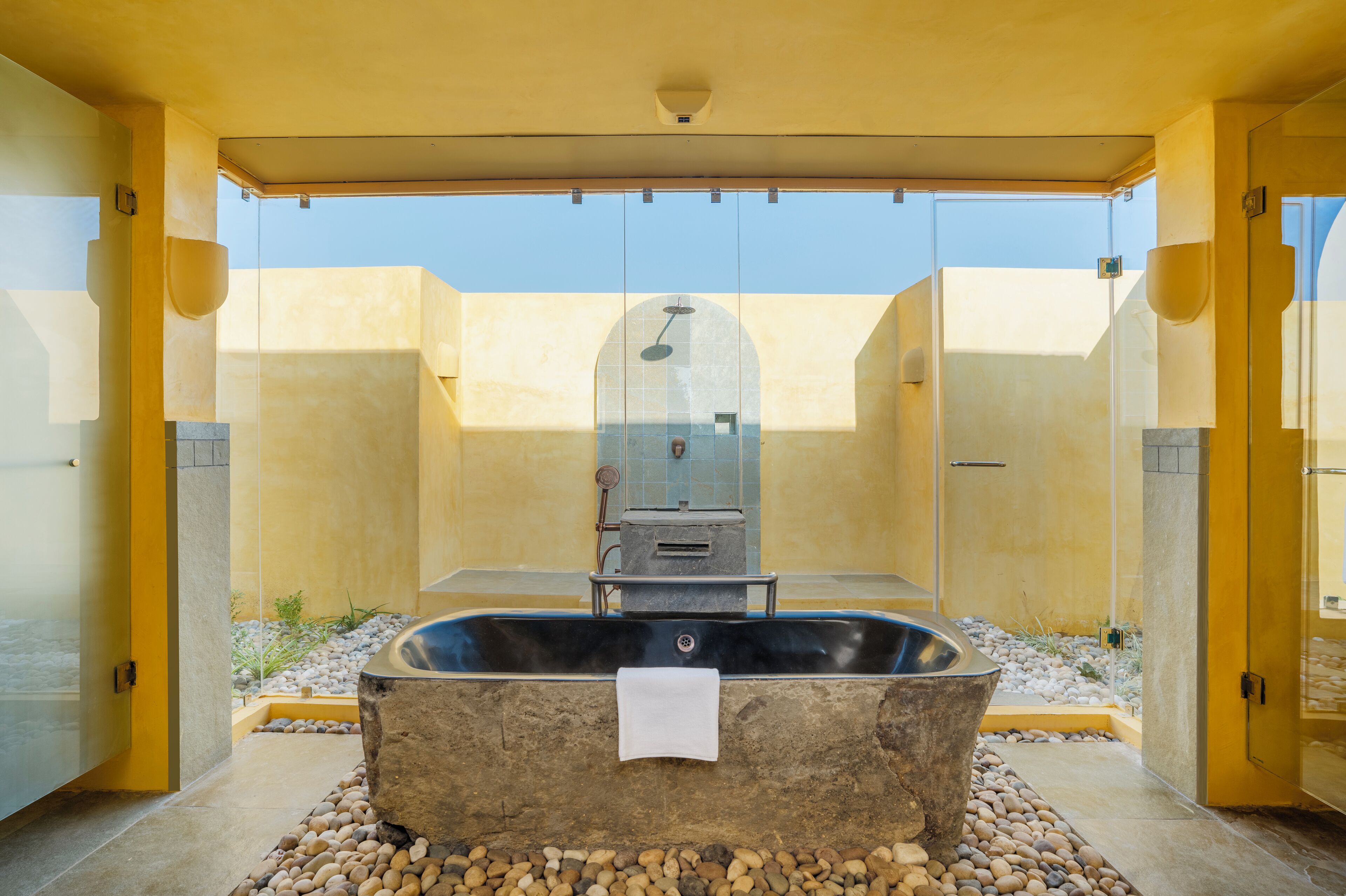 Villa de lujo | Baño | Bañera profunda y cabezal de ducha tipo lluvia