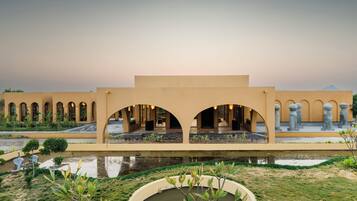 واجهة المنشأة - في المساء/الليل