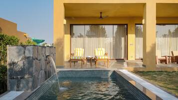 حمام سباحة خاص