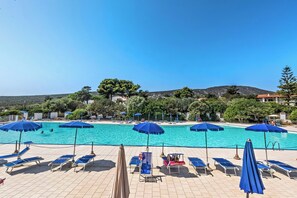 Familjevilla - flera sovrum (Una Finestra Sul Mare Capocaccia) | Pool | En säsongsöppen utomhuspool