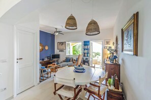 Family Villa, 4 Bedrooms (Una Finesta Sul Mare Capocaccia) | Dining room