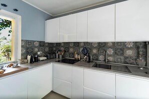 Hűtőszekrény, mikrohullámú sütő, sütő és főzőlap