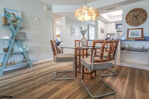 Dining - Fun In Sun On A Budget! 2B/2B Condo w/ Pool & Tennis! Walk to Beach! EC513 (Fort Myers Beach)