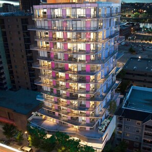 Exterior - InfinityNest: Chic downtown escape/ stunning views (Calgary)