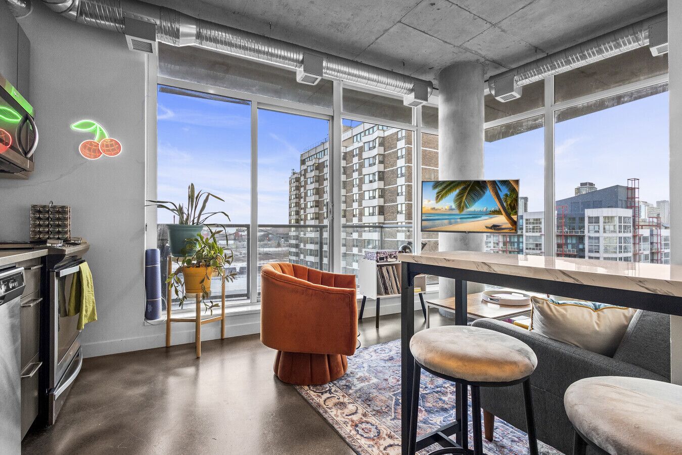 智能電視、乒乓球設施、書籍、音樂庫