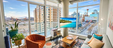 Smart TV, mesa de ping pong, libros, biblioteca de música