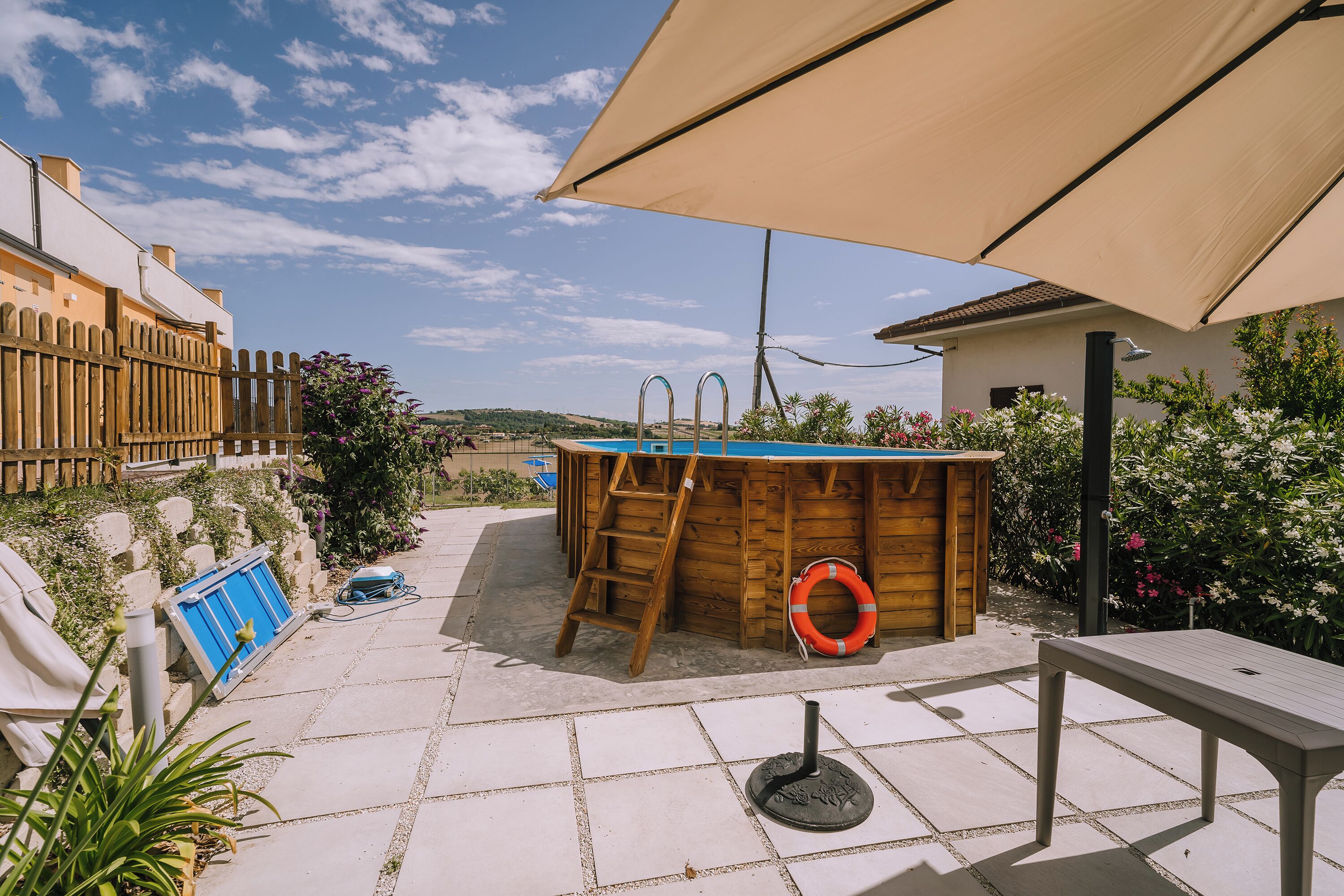 Außenpool (je nach Saison geöffnet), Sonnenschirme, Liegestühle
