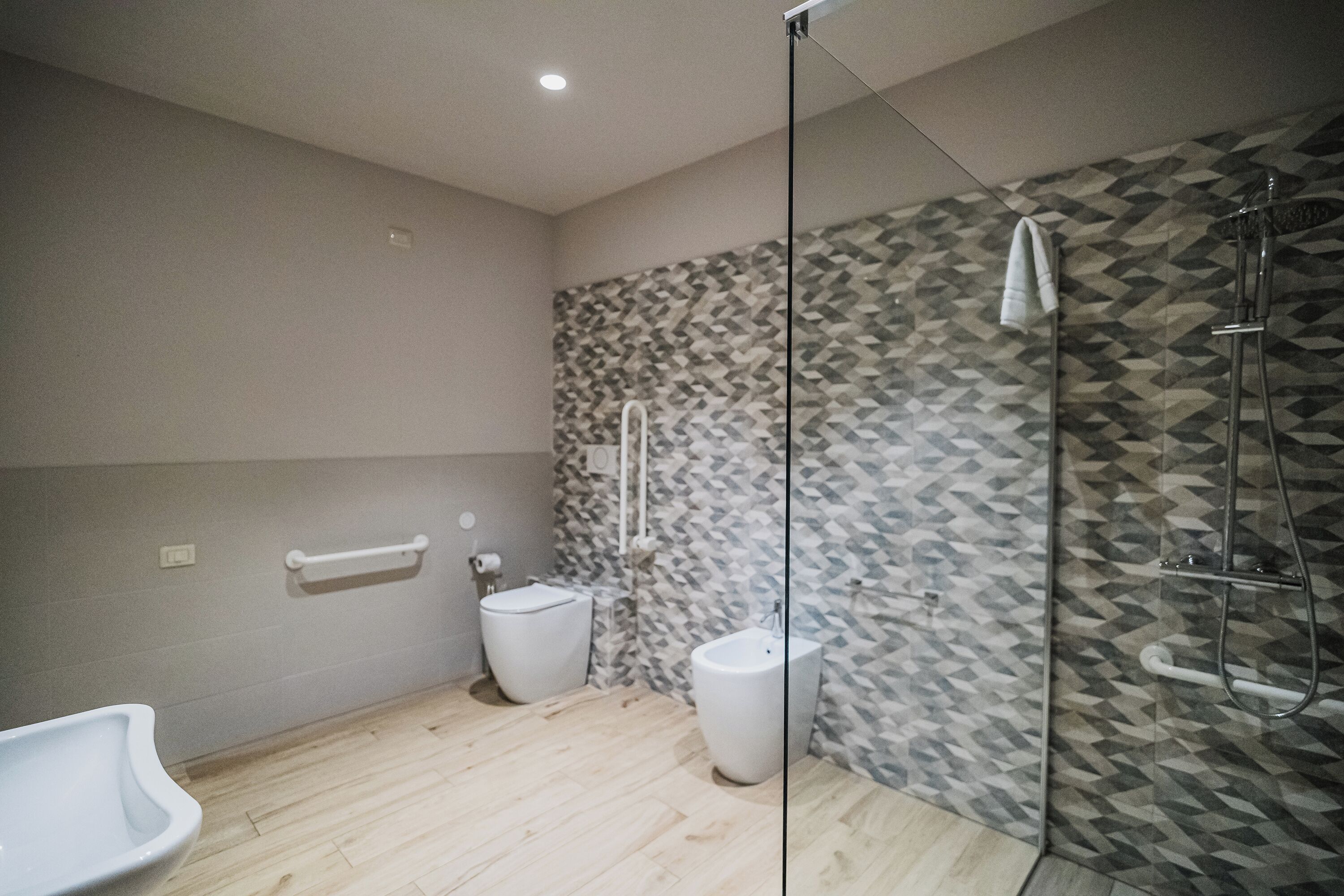 Ein modernes Badezimmer mit Toilette, Bidet und Dusche.