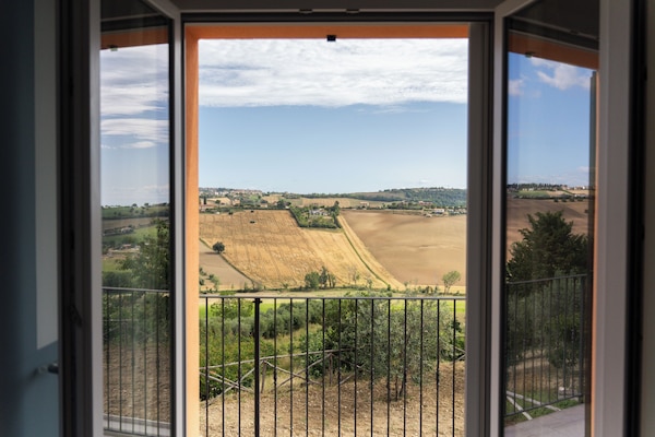 Escritorio, espacio para trabajar con laptop y cortinas blackout