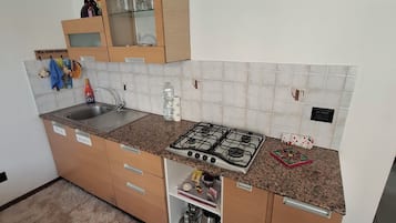 Kühlschrank, Ofen, Herdplatte, Wasserkocher