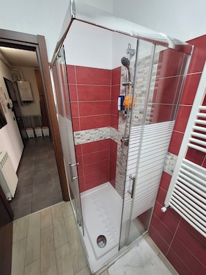 Douche, sèche-cheveux, bidet, serviettes fournies