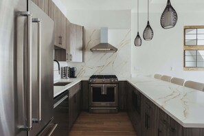 Een koelkast, een magnetron, een oven, een kookplaat