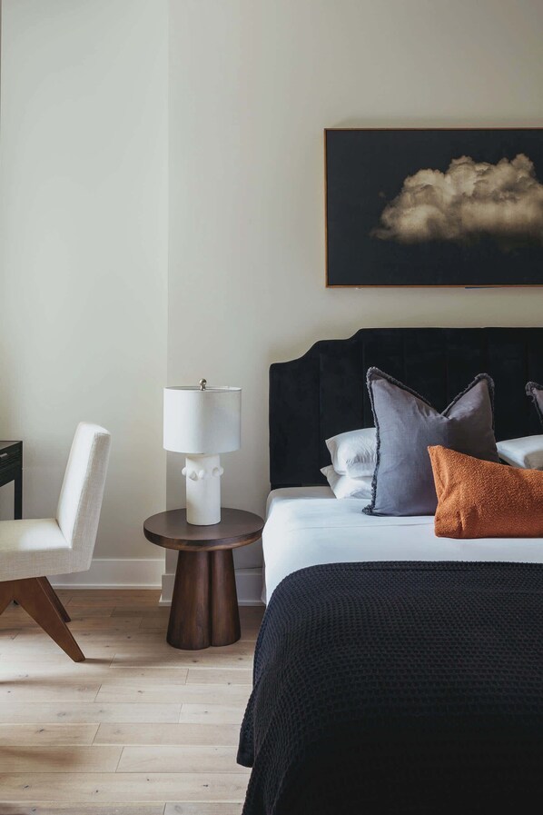 3 bedrooms, desk, iron/ironing board, travel crib