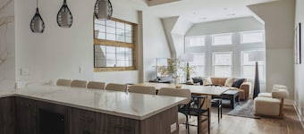 Luxury Designer Penthouse|Private Deck|Gold Coast