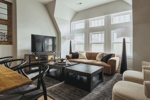 Een televisie, een stereo en een kantoor