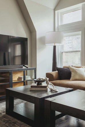 テレビ、ステレオ、書斎 / ワークスペース