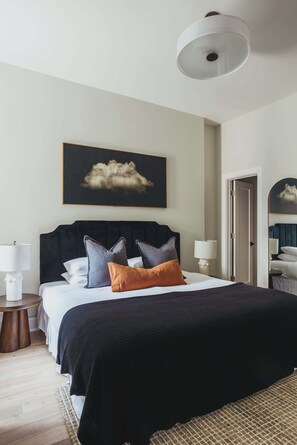 3 habitaciones, escritorio y tabla de planchar con plancha 