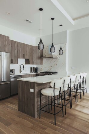 冷蔵庫、電子レンジ、オーブン、コンロ