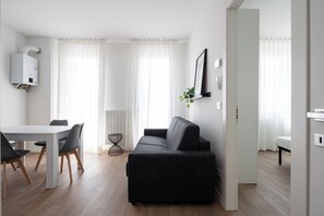 商務公寓 | 起居區 | 35-吋電視，提供數位頻道