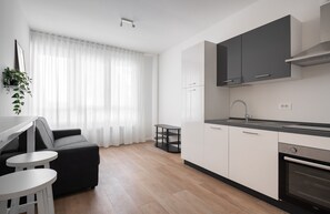 基本公寓 | 起居區 | 35-吋電視，提供數位頻道