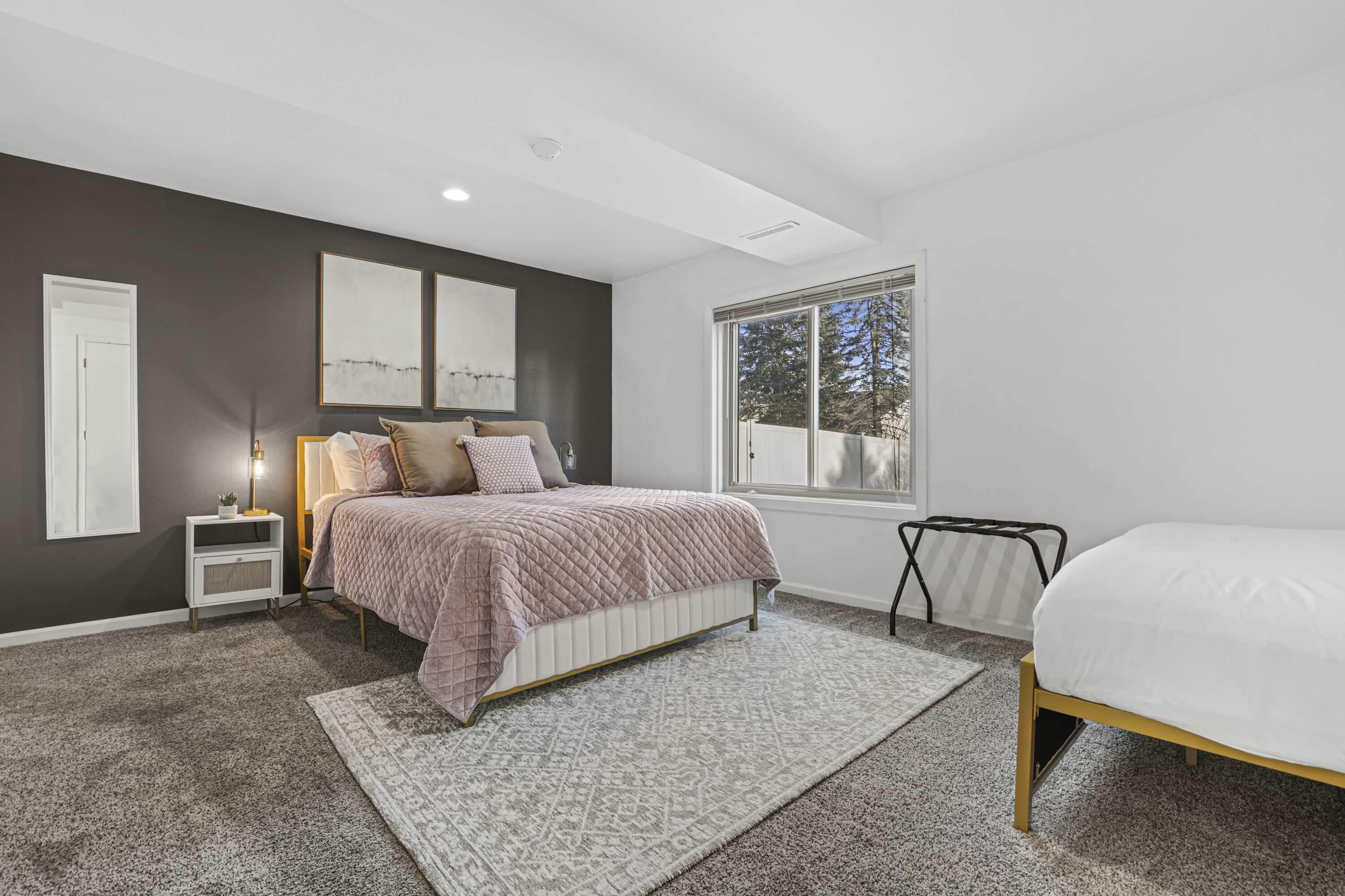 4 bedrooms, desk, iron/ironing board, travel crib