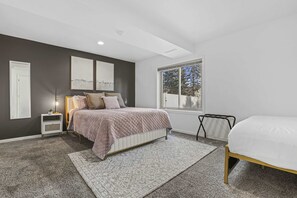 4 slaapkamers, een bureau, een strijkplank/strijkijzer, reisbedje