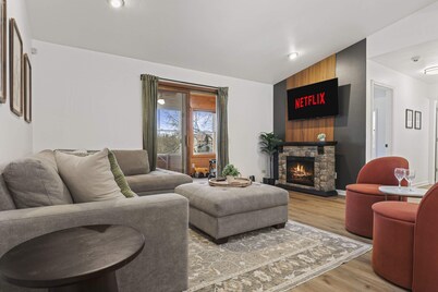 Hot Tub - King Suite - Game Room - Large Groups