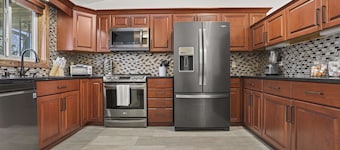 Hot Tub - King Suite - Game Room - Large Groups