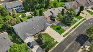 Exterior - Hot Tub - King Suite - Game Room - Large Groups (Sun Prairie)