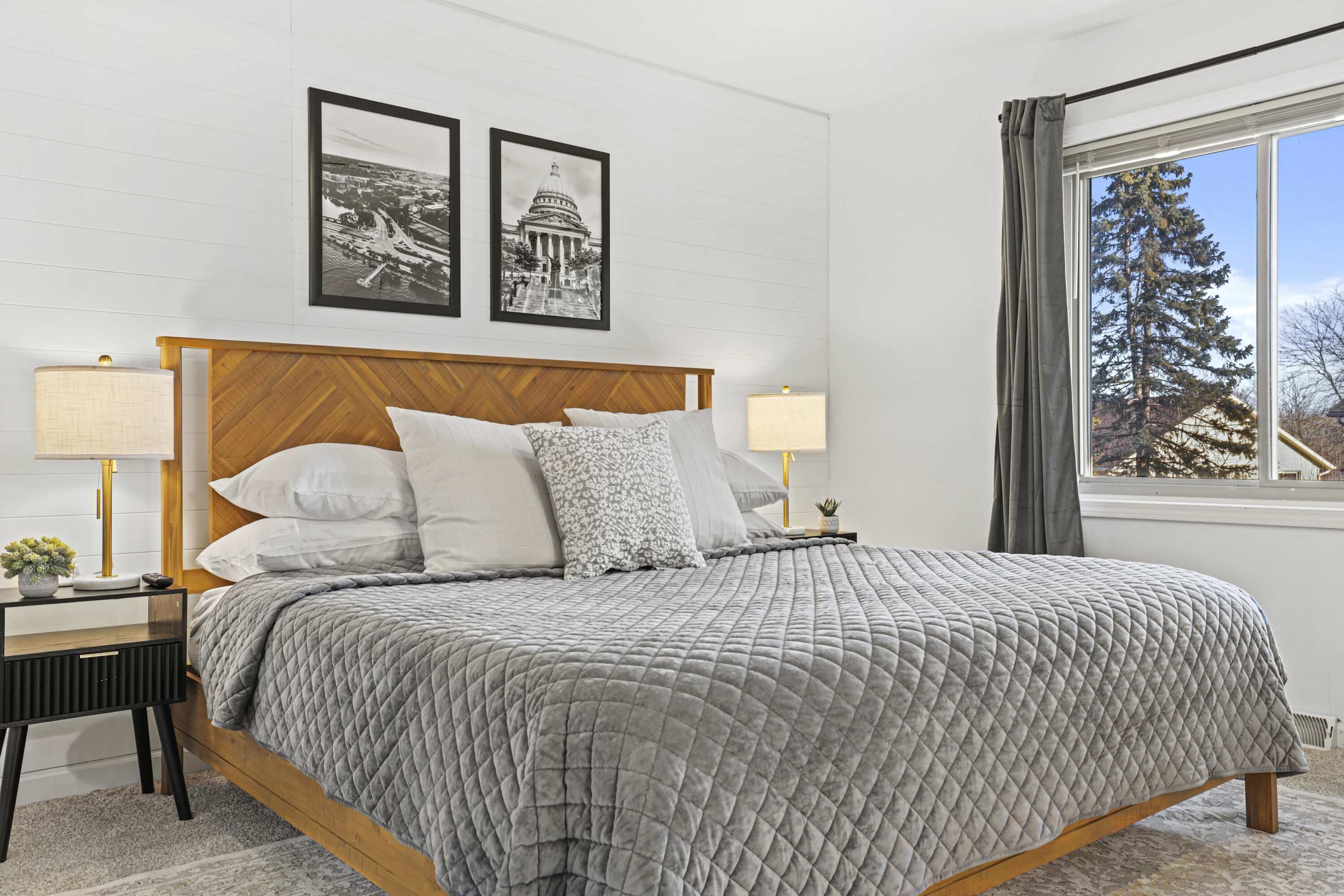 4 dormitorios, escritorio, tabla de planchar con plancha y cuna de viaje