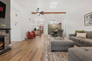 Een televisie, een open haard, tafelvoetbal en een kantoor