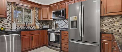 Refrigerador, microondas, horno y parrilla de estufa