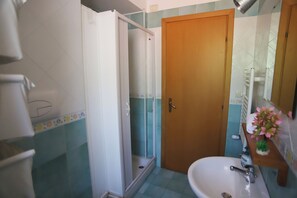 Dusche, Haartrockner, Bidet, Handtücher