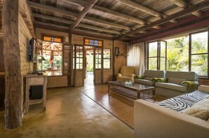 Smart TV, fireplace, computer monitors - Rent FEB MAR APR MAY: Refuge with Pool and Stunning View in the Atlantic Forest (Ilhabela)