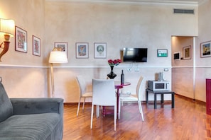 Apartment | Living area | 24-inch flat-screen TV with digital channels - Mamo Florence - Novella Apartment (Florence)