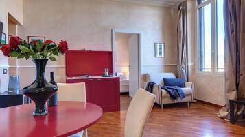 Apartamento | Área de estar | TV de tela plana 24 polegadas com canais digitais