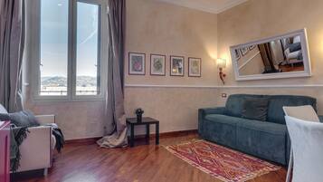 Apartamento | Área de estar | TV de tela plana 24 polegadas com canais digitais