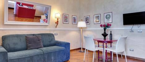 Apartamento | Área de estar | TV de tela plana 24 polegadas com canais digitais