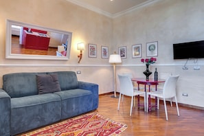 Apartment | Living area | 24-inch flat-screen TV with digital channels - Mamo Florence - Novella Apartment (Florence)