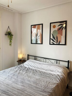 2 habitaciones, tabla de planchar con plancha, wifi y ropa de cama 